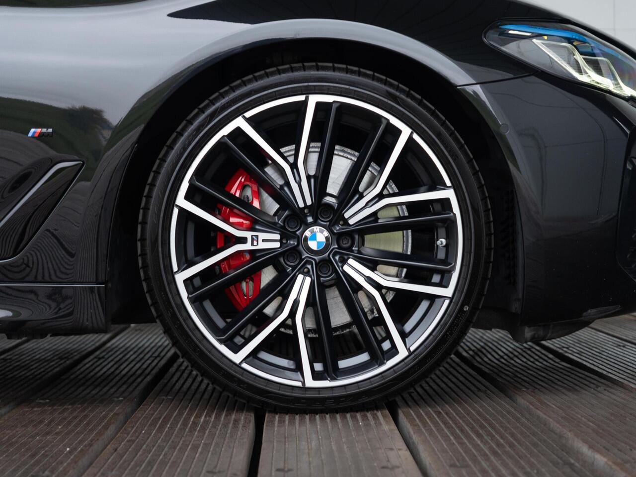 BMW 5-SERIE Touring 530i | High Executive | M Sportpakket | Harman Kardon | Verwarmd Stuurwiel | Comfort Access | Achteruitrijcamera | Panoramadak | Stoelverwarming | Head-Up Display