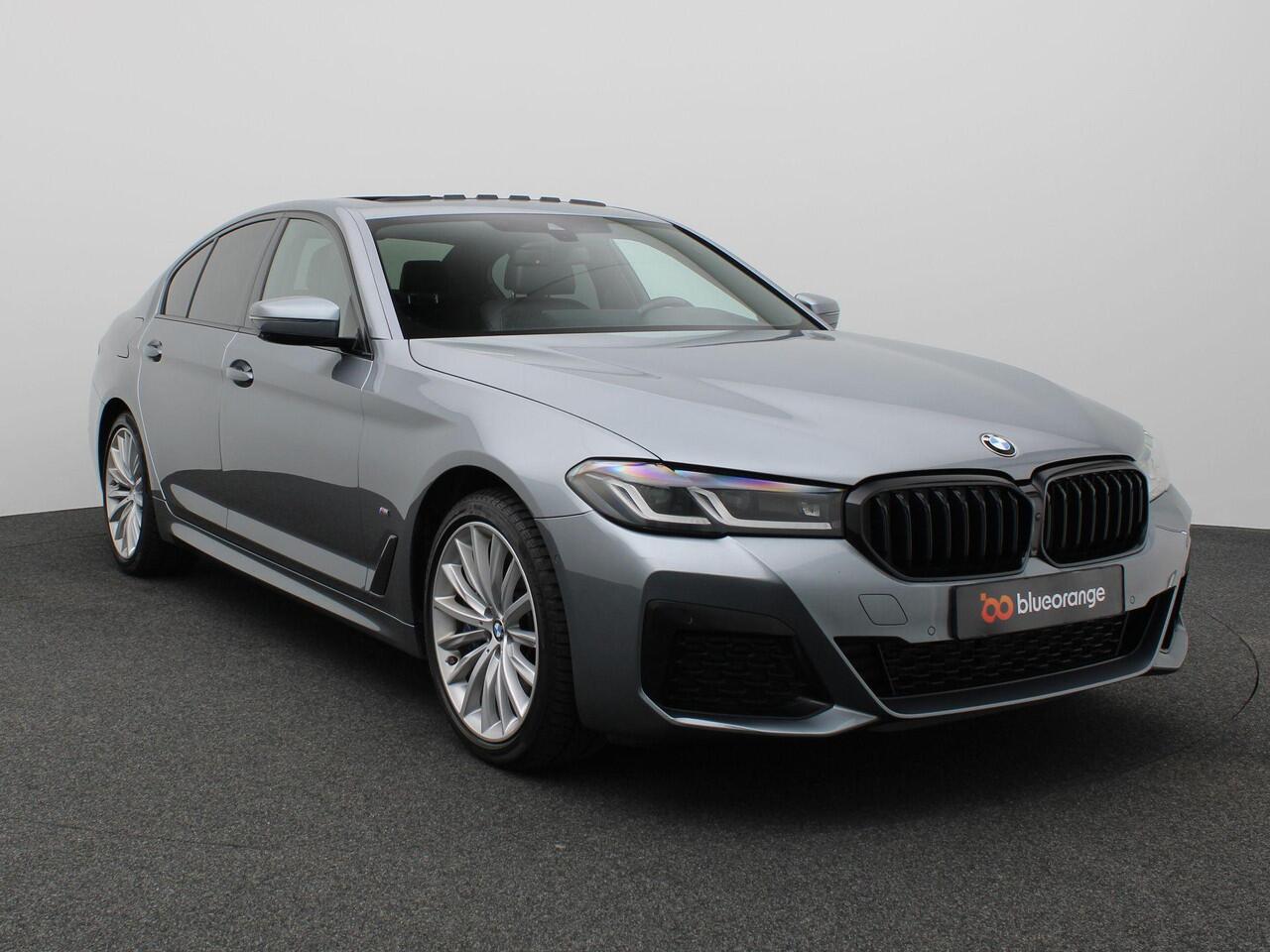 BMW 5-SERIE 545e xDrive High Executive 394PK Aut. M-Sport, Pano-Schuifdak, SOH 90%, M-Sport, Head-Up Display, Stoel-Stuurverwarming, Stoelkoeling, Memorystoel, 360gr. Camera, Keyless