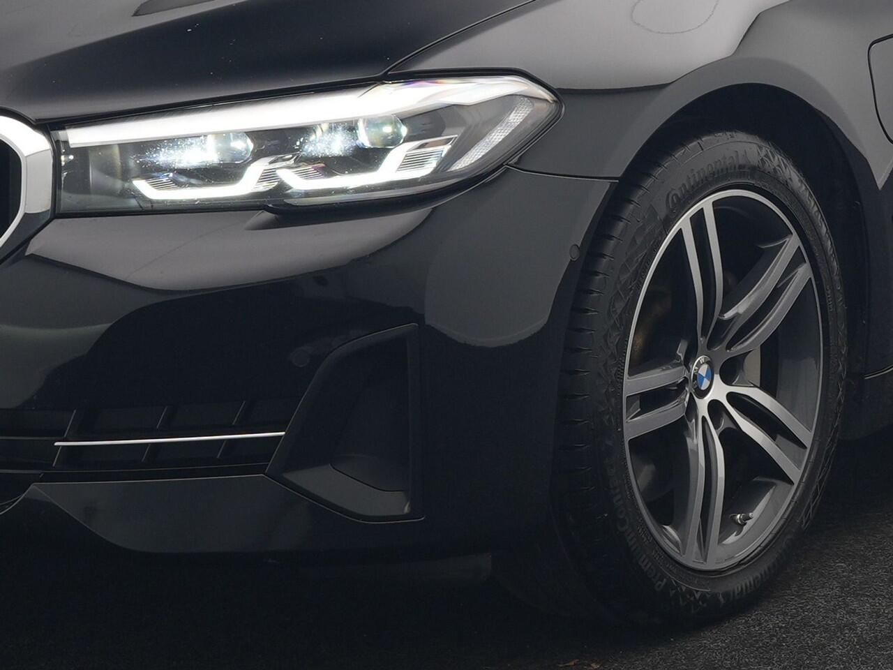 BMW 5-SERIE Touring 530e Executive Plug In Hybrid 293pk Dealer O.H. PHEV | Panodak | 360 Camera | Lederen Sportstoelen Verwarmd | Sfeerverlichting | Apple Carplay | Navigatie | Virtual | DAB |