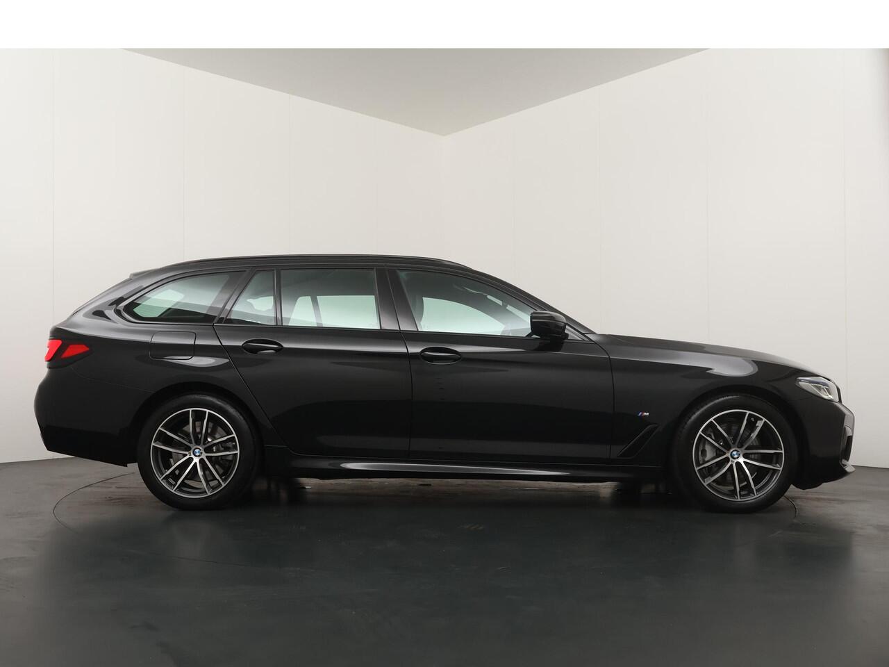 BMW 5-SERIE Touring 540i xDrive | M-Sport | Harman Kardon | Co-Pilot | Soft Close | Comfort Access | Stoelventilatie en verwarming | Panoramadak | Head-Up | 4 Zone Airco |