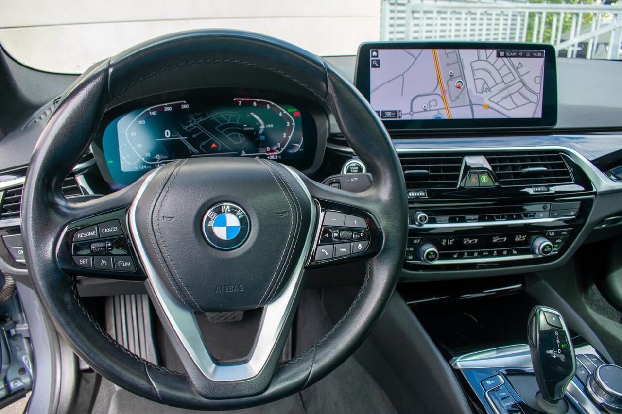 BMW 5-SERIE 540i High Executive Pano-Head up-Trekhaak-19"-Keyless