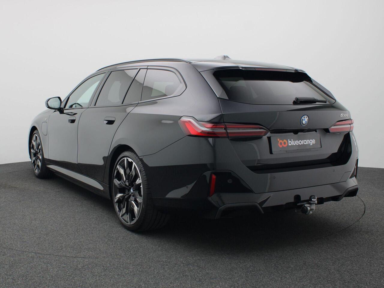 BMW 5-SERIE Touring 530e M Sport Pro Edition 299PK AUT. Panoramadak, Keyless, Memorystoel, Head-Up Display, Elektr. Achterklep, Stoelverwarming+Koeling, Stuurverwarming, Volleder, Trekhaak, 21" LM Velgen