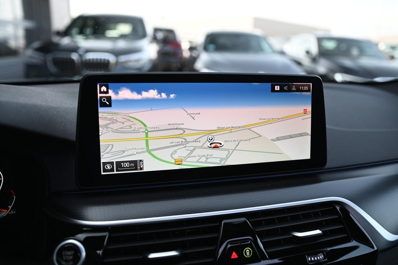 BMW 5-SERIE Touring 520i High Executive M Sport Automaat / Panoramadak / Trekhaak / Laserlight / Achteruitrijcamera / M Sportonderstel / Head-Up / Stuurverwarming