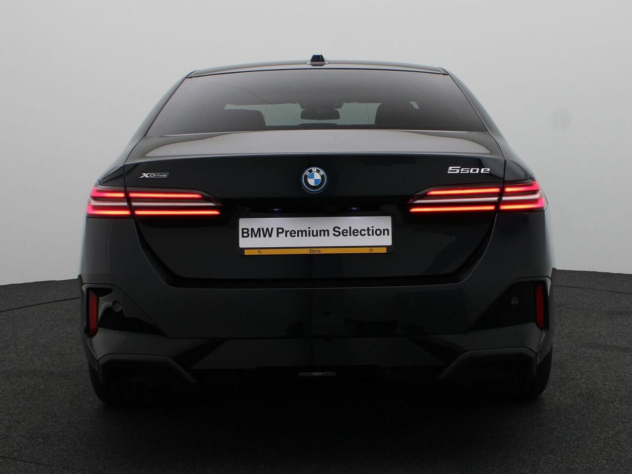 BMW 5-SERIE Sedan 550e xDrive M Sportpakket | Adaptief Onderstel Professional | Driving Assistant | Harman Kardon | 20''