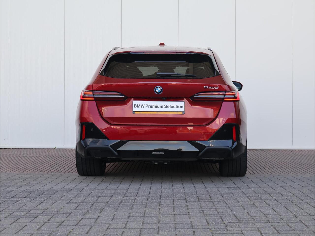 BMW 5-SERIE Touring 530e M Sportpakket Pro/ Stuurwiel verwarmd/ Comfort Access/ Elektrische Trekhaak/ panoramadak/ Stoelventilatie voorstellen/ Bowers & Wilkins