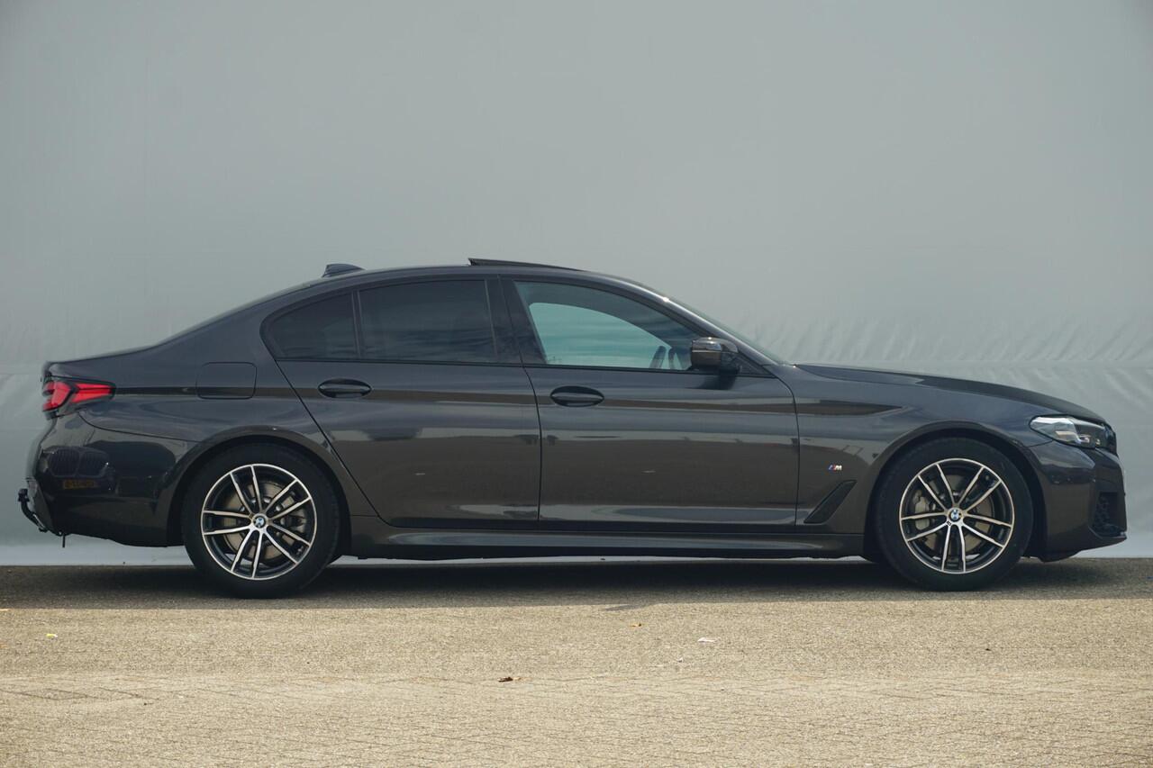 BMW 5-SERIE Sedan 530i M Sportpakket Schuif-/kanteldak / Head-Up Display / HiFi System