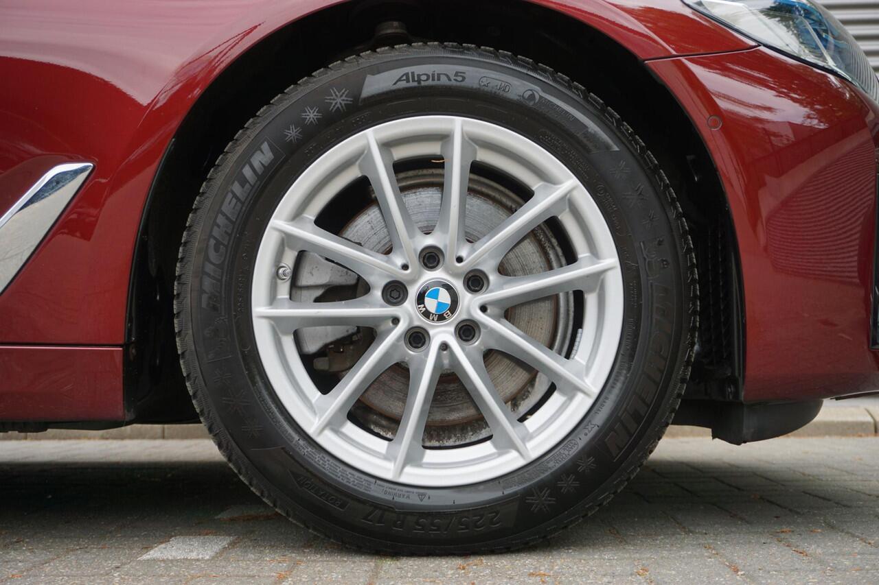 BMW 5-SERIE Sedan 520i Active Cruise | Head-Up | Comfortstoel | Parking Assistant | HiFi System