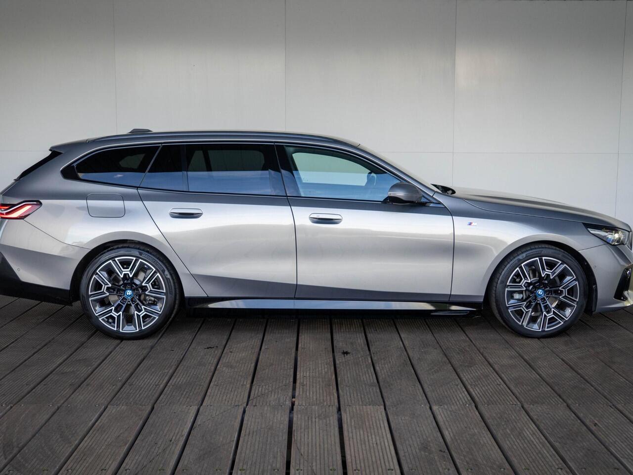 BMW 5-SERIE Touring 530e | M Sportpakket | Travel Pack | Comfort Access | Achteruitrijcamera | Stoelventilatie | Stoelverwarming | Trekhaak