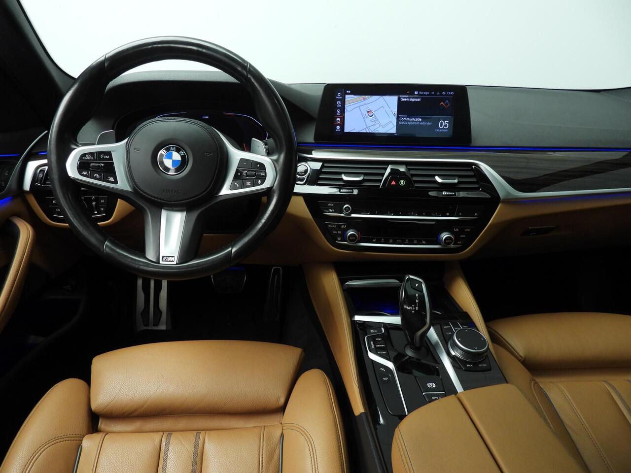 BMW 5-SERIE Sedan 540i | M-Sportpakket | LED | Leder | Navigatie | Active cruise | Trekhaak | Schuifdak | Comfortzetels | DAB | Alu 19 inch