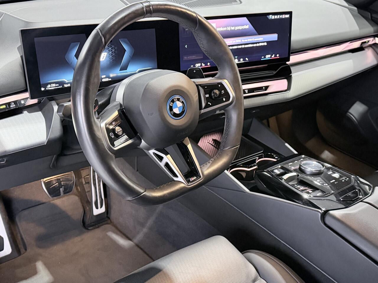 BMW 5-SERIE 550e xDrive M SPORT 4 WHL besturing / Leder