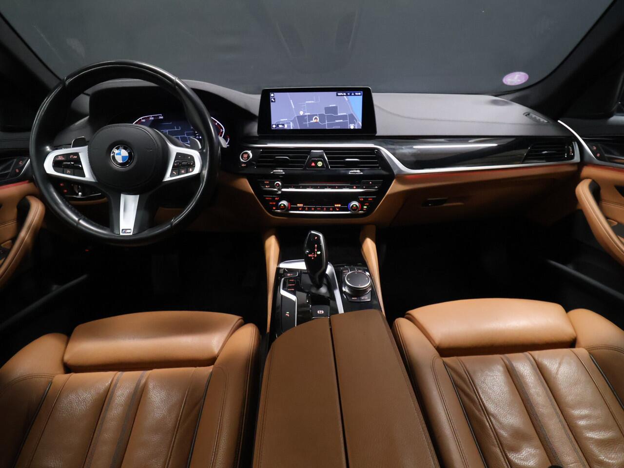 BMW 5-SERIE Touring 520i M Sport [CAMERA, APPLE CARPLAY, MEMORY SEATS, M STUURWIEL,TREKHAAK WEGKLAPBAAR, ANDROID AUTO, VOL LEDER, NIEUWSTAAT]