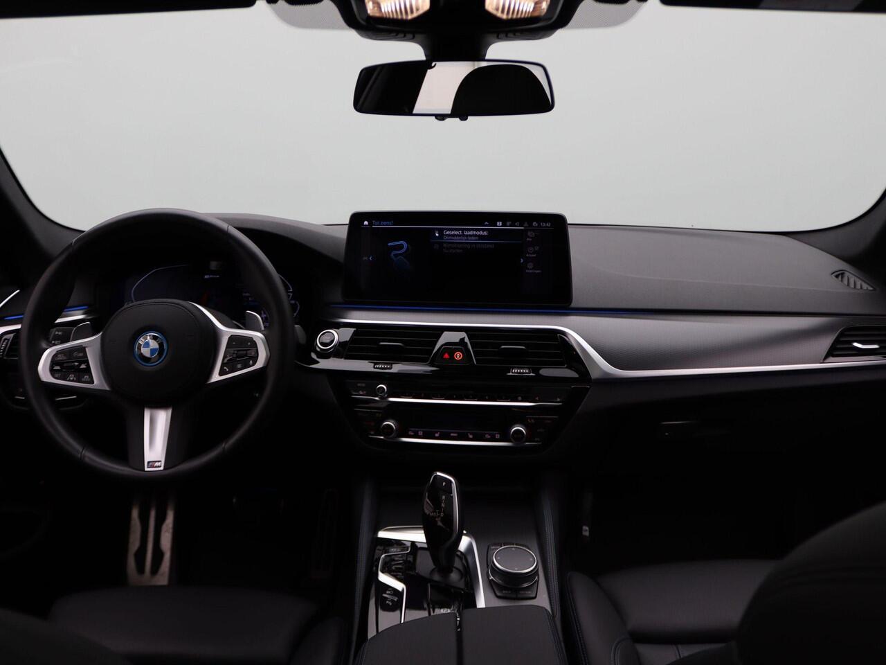 BMW 5-SERIE Sedan 545e xDrive M Sportpakket | Innovationspaket | Driving Assistant Prof. | Head-Up Display | Harman Kardon | 20"