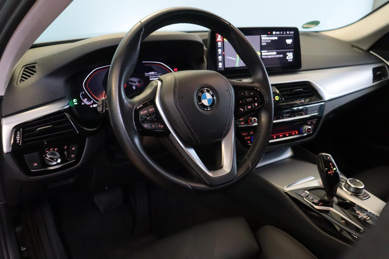 BMW 5-SERIE Touring 520i Business Edition Plus | NAVI | CLIMA | CAMERA + PDC | STOELVERW+GEHEUGEN | LED |