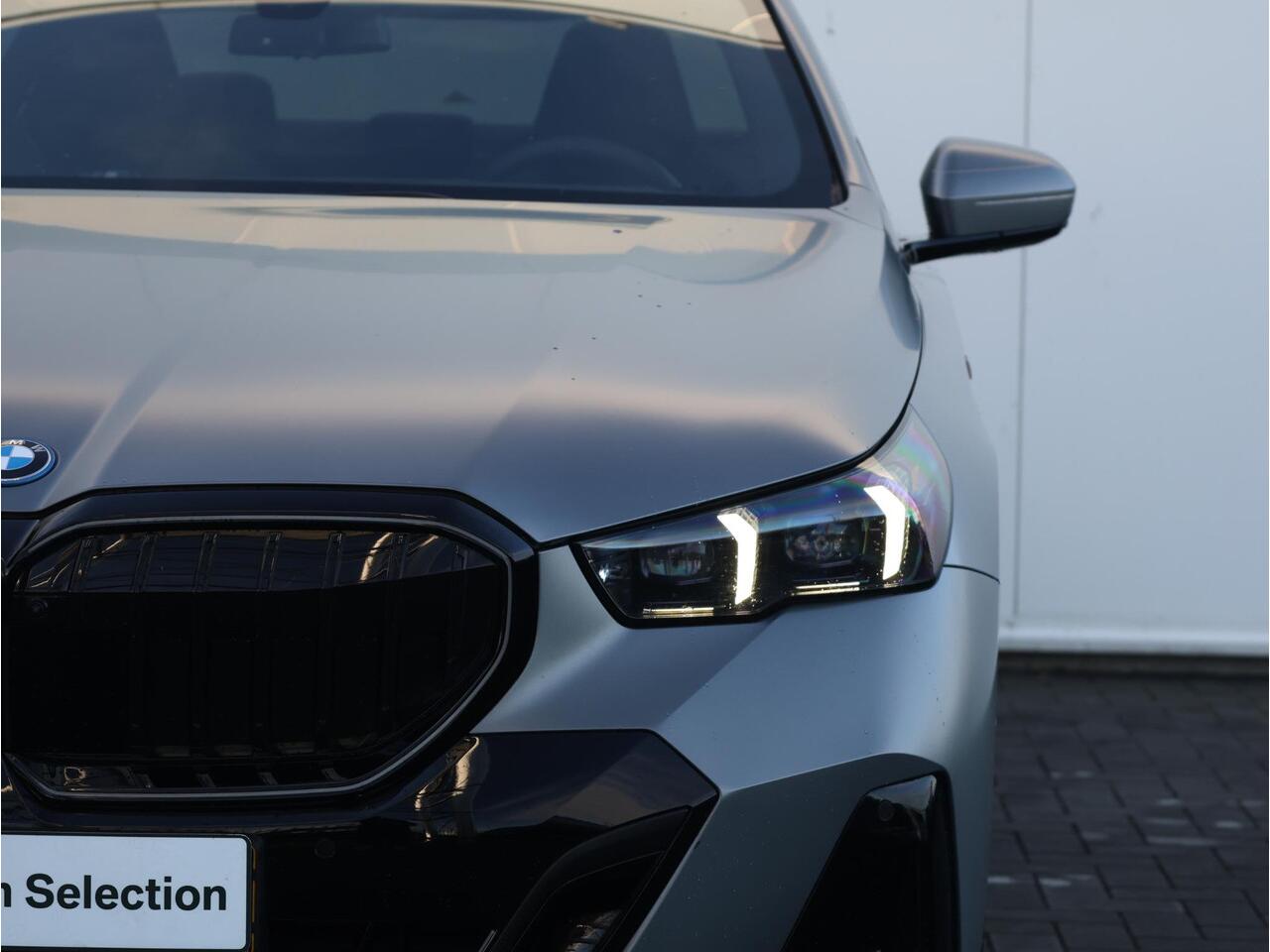 BMW 5-SERIE 530e M Sport Edition M Sportpakket Pro - Elektrische Trekhaak - Panoramadak - Stoelventilatie - B&W - Driving Assistant Professional