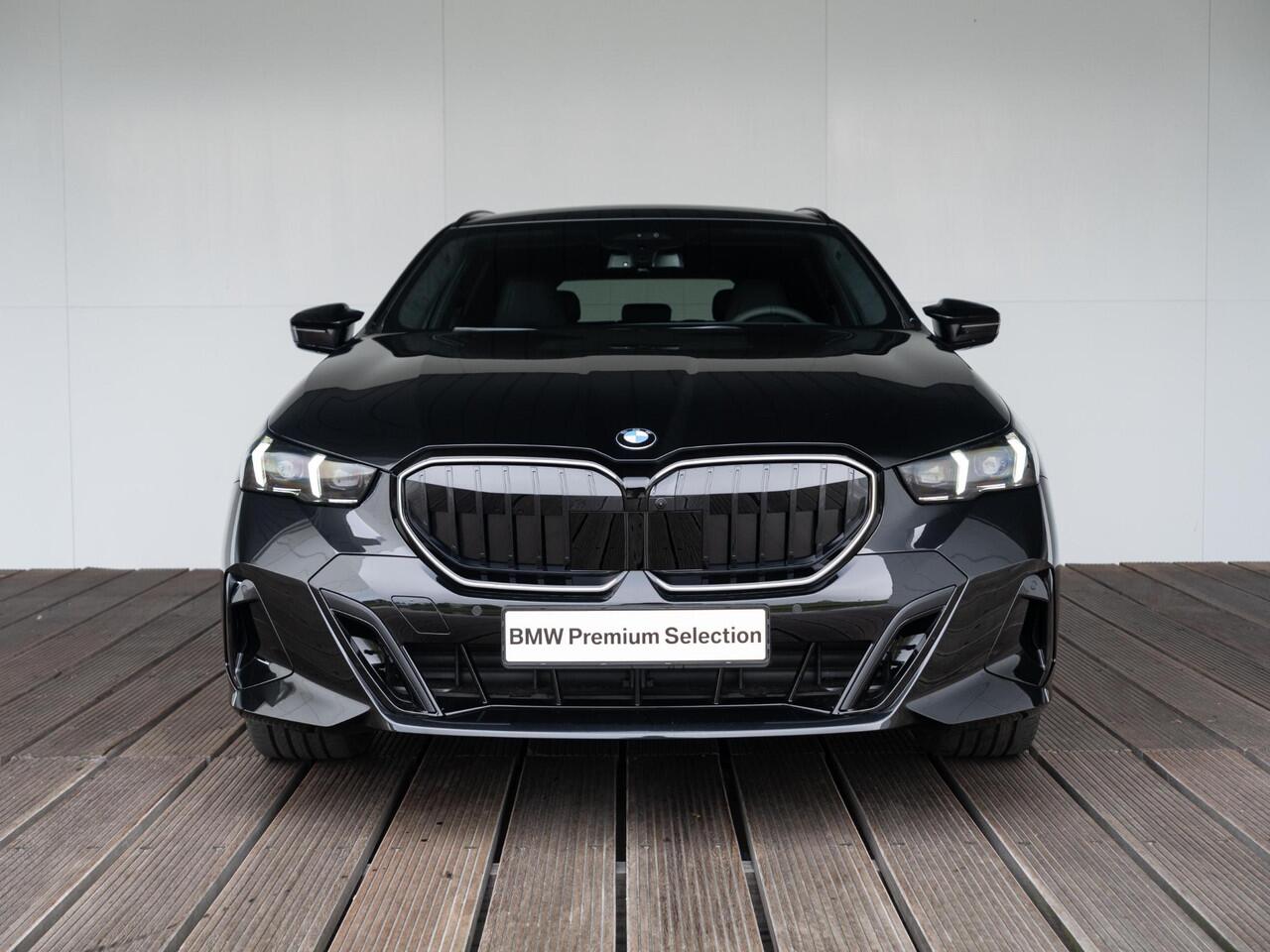 BMW 5-SERIE Touring 530e | M Sportpakket Pro | Innovation Pack | Bowers & Wilkins | Verwarmd Stuurwiel | Comfort Access | Stoelventilatie | Panoramadak | Trekhaak