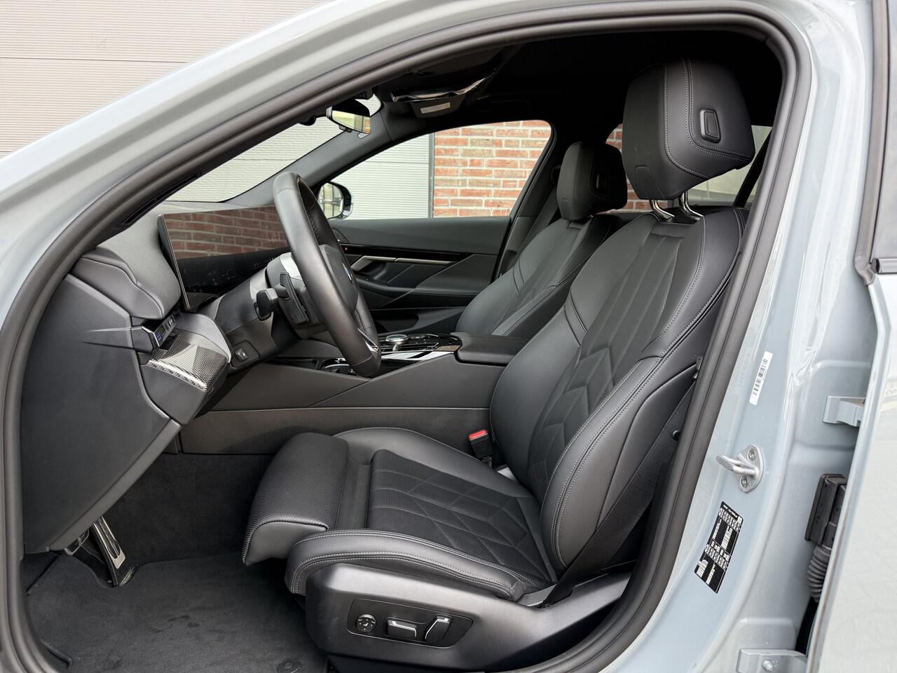 BMW 5-SERIE Touring 520i M-Sport BROOKLYN-GRAU/PANO/TREKHAAK/H&K/HEAD-UP/360CAMERA/VENTILATIE//DRIVING ASS.PRO/ADAPTIVE-LED/19"M-SPORT/STANDKACHEL/NIEUWPRIJS ¤ 94.454,-/FABRIEKS-GARANTIE