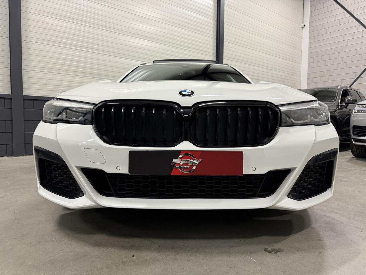 BMW 5-SERIE Touring 530e xDrive M-Sport PANO/HEAD-UP/ADAPTIVE-CHASSIS/ALCANTARA/CAMERA/LIVE-COCKPIT PRO/DAB/STANDKACHEL/SHADOW-LINE/18"/RECENT OH BEURT GEHAD BIJ BMW DEALER