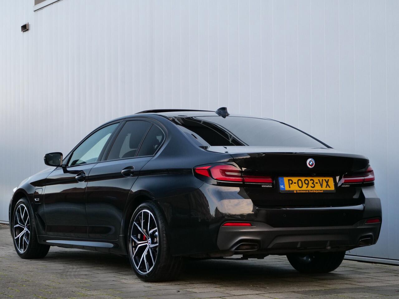 BMW 5-SERIE 520e Business Edition Plus 204 Pk Automaat Navi / Leer / Schuidak / Camera / Apple Carplay / M-pakket