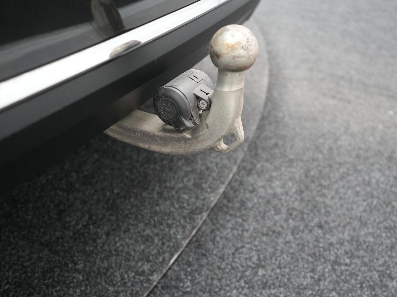 BMW 5-SERIE Touring 530e Luxury Line Plug In Hybrid 294pk Dealer O.H PHEV | Trekhaak Af Fabriek | Panodak | Camera | Lederen Sportstoelen Memory & Verwarmd | Apple Carplay | Cruise Control | Navigatie | Virtual | DAB |