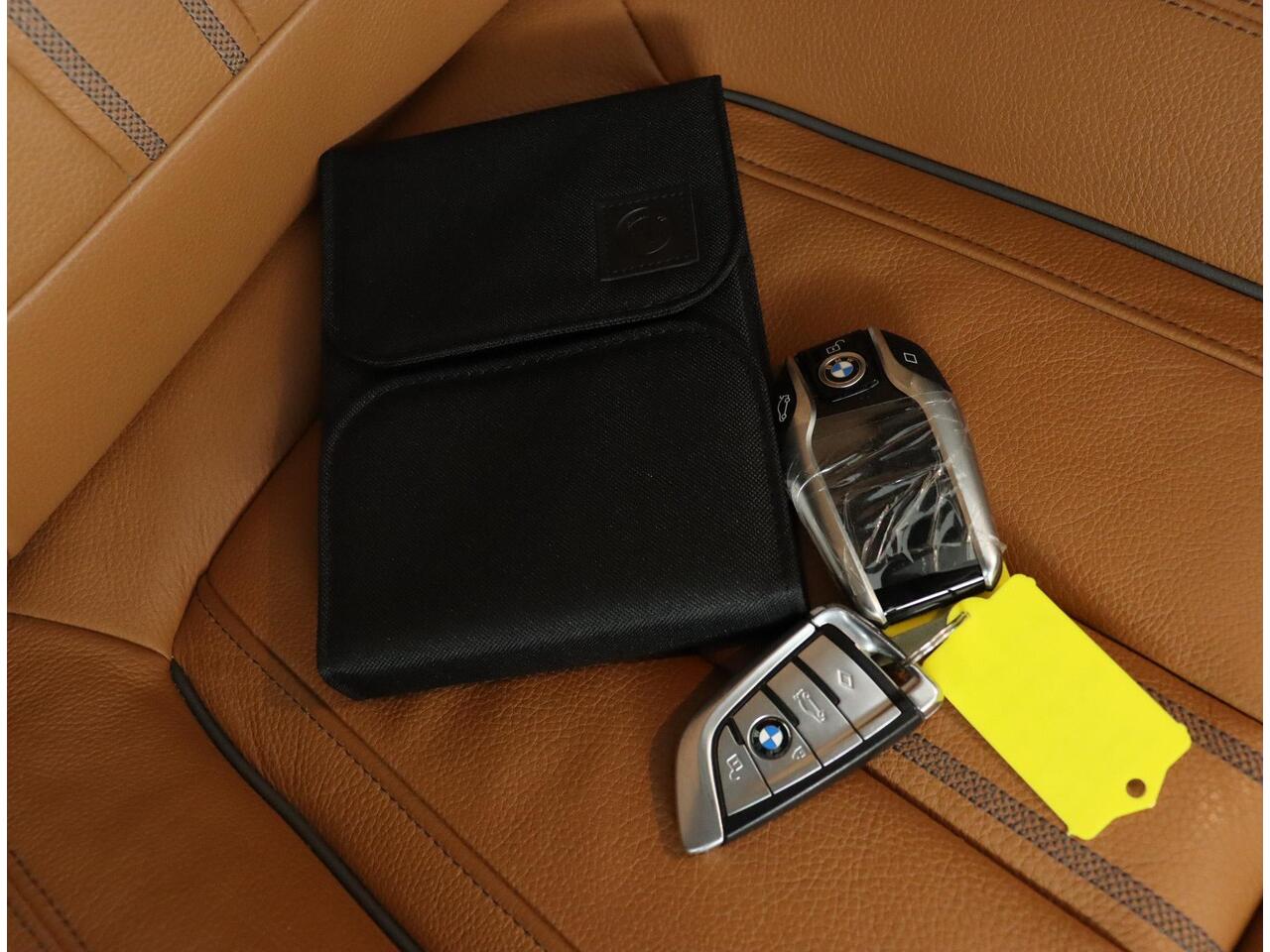 BMW 5-SERIE Touring 520i High Executive M Sportpakket | Trekhaak | Panoramadak | Adaptieve LED koplampen | Achteruitrijcamera | HiFi System