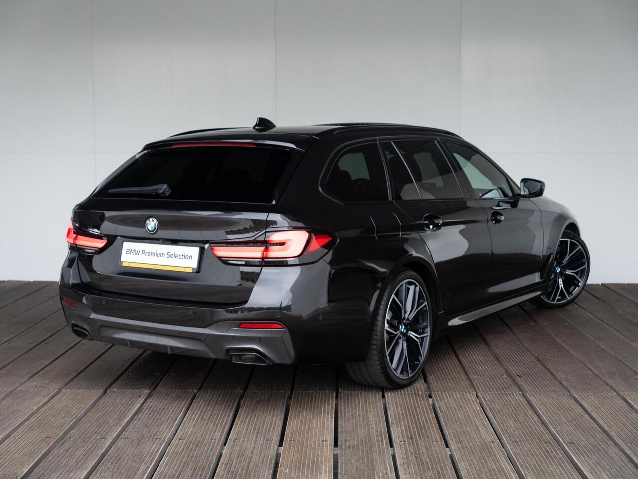 BMW 5-SERIE Touring 530i | High Executive | M Sportpakket | Harman Kardon | Verwarmd Stuurwiel | Comfort Access | Achteruitrijcamera | Panoramadak | Stoelverwarming | Head-Up Display