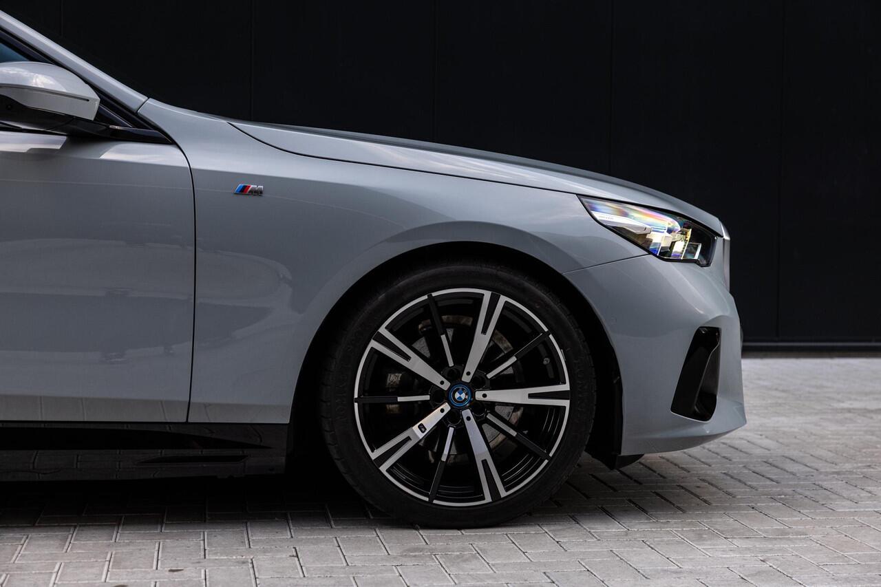 BMW 5-SERIE 530e M Sport Edition | M-Sport | Adaptieve LED verlichting | Driving Assistant Professional | Harman/Kardon | Shadow Line | Comfort Pakket | Panoramadak | HUD | Stoelverwarming/Koeling |