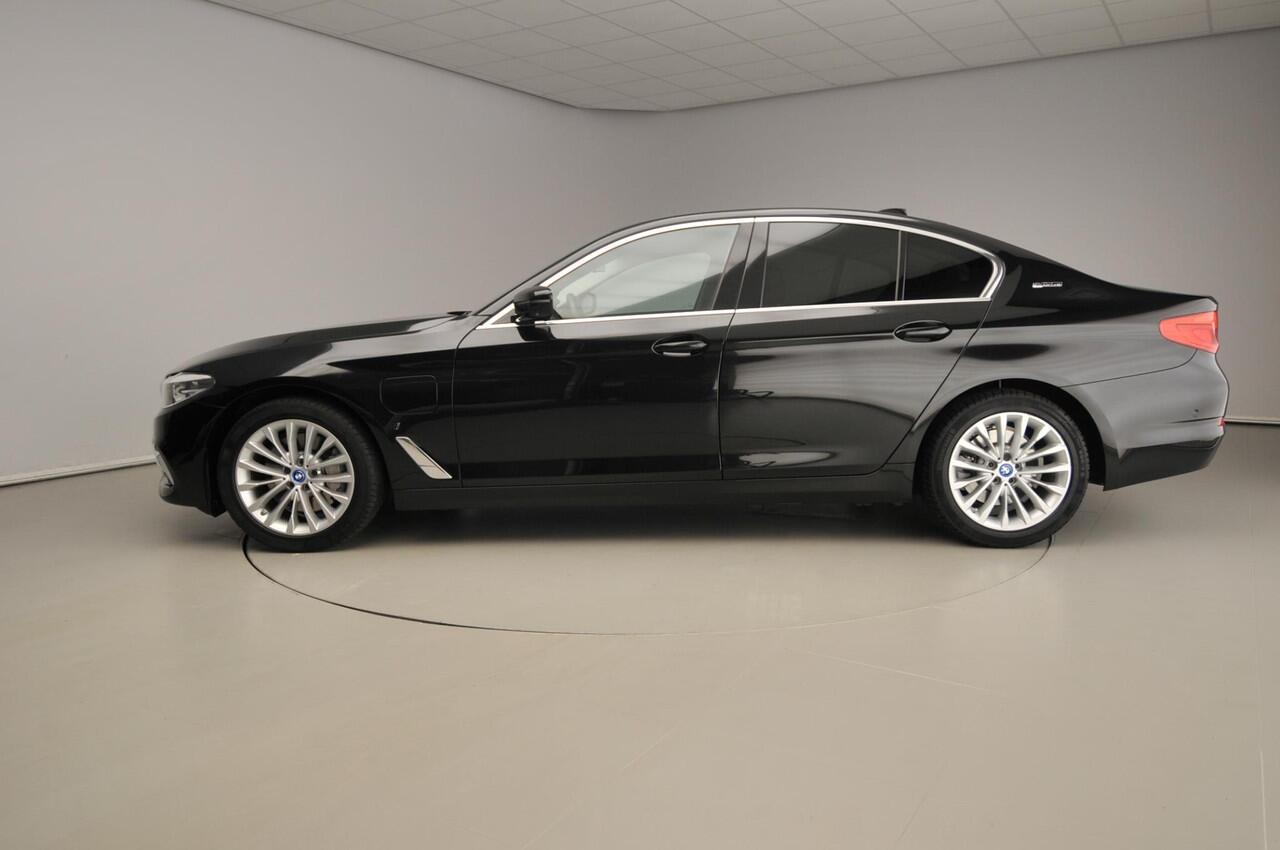 BMW 5-SERIE Sedan 530e | LED | Leder | HUD | Stoelverwarming | Chrome line | Hifi speakers | Alu 18 inch