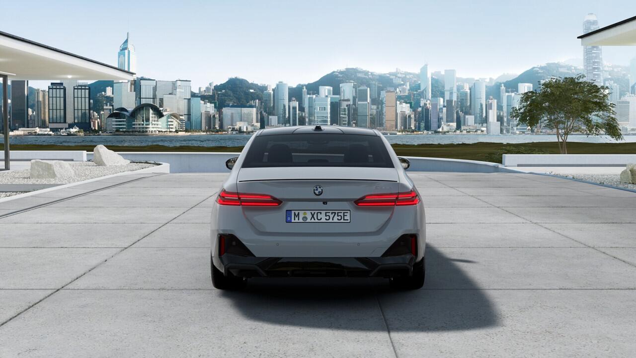 BMW 5-SERIE 530e M Sport Automaat / Panoramadak / Bowers & Wilkins / Adaptieve LED / Stoelventilatie / Parking Assistant Plus / Stoelventilatie / Comfort Access