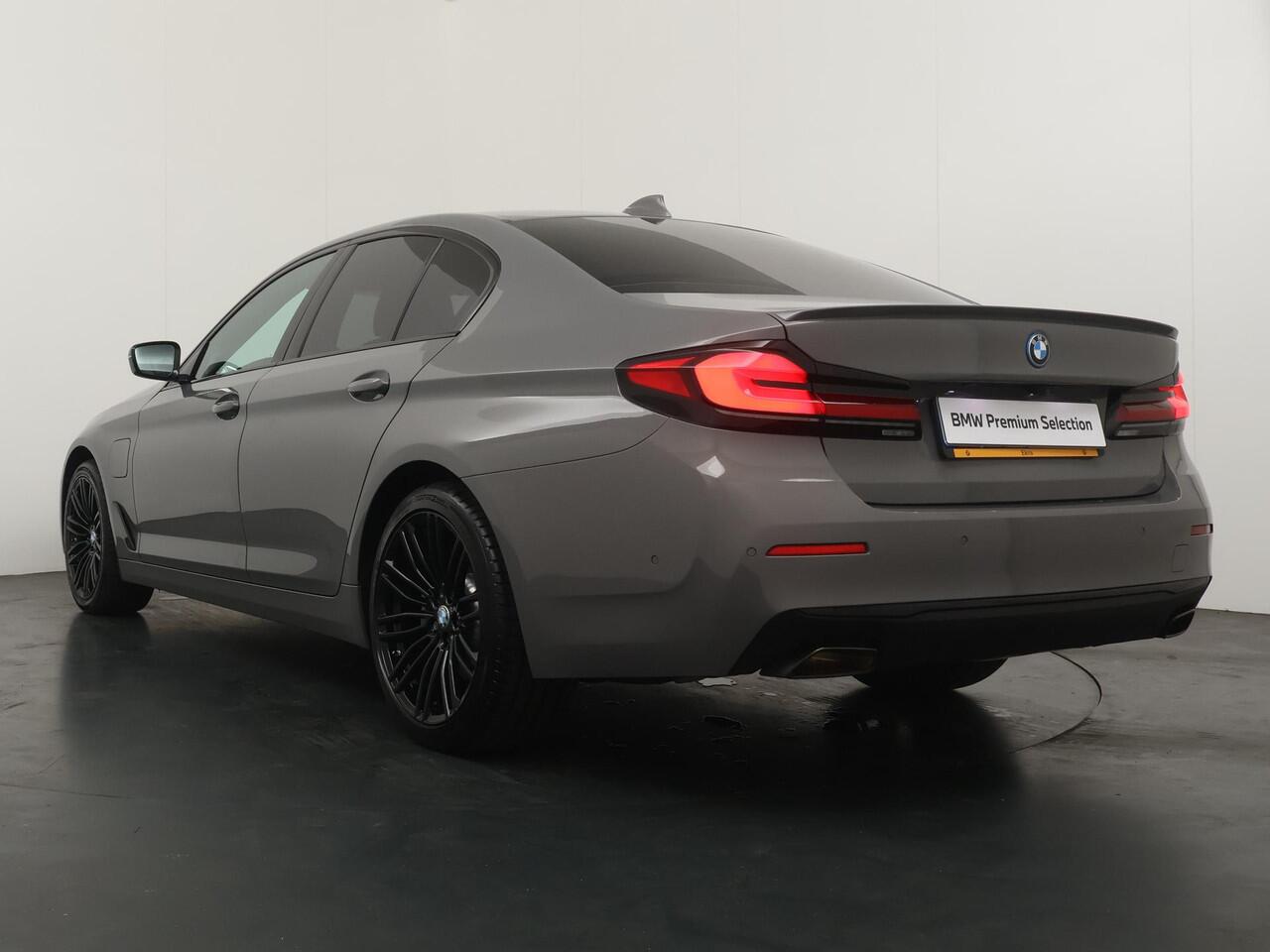 BMW 5-SERIE 520e Business Edition Plus | Stoel-stuur verwarming | Panoramadak | Laserlicht | Head-Up | Harman/Kardon |