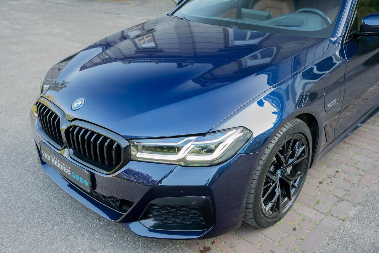 BMW 5-SERIE Touring 530e xDrive M-Sport PANO | LASER | HUD | KEYLESS | INDIVIDUAL TANSANITBLAU