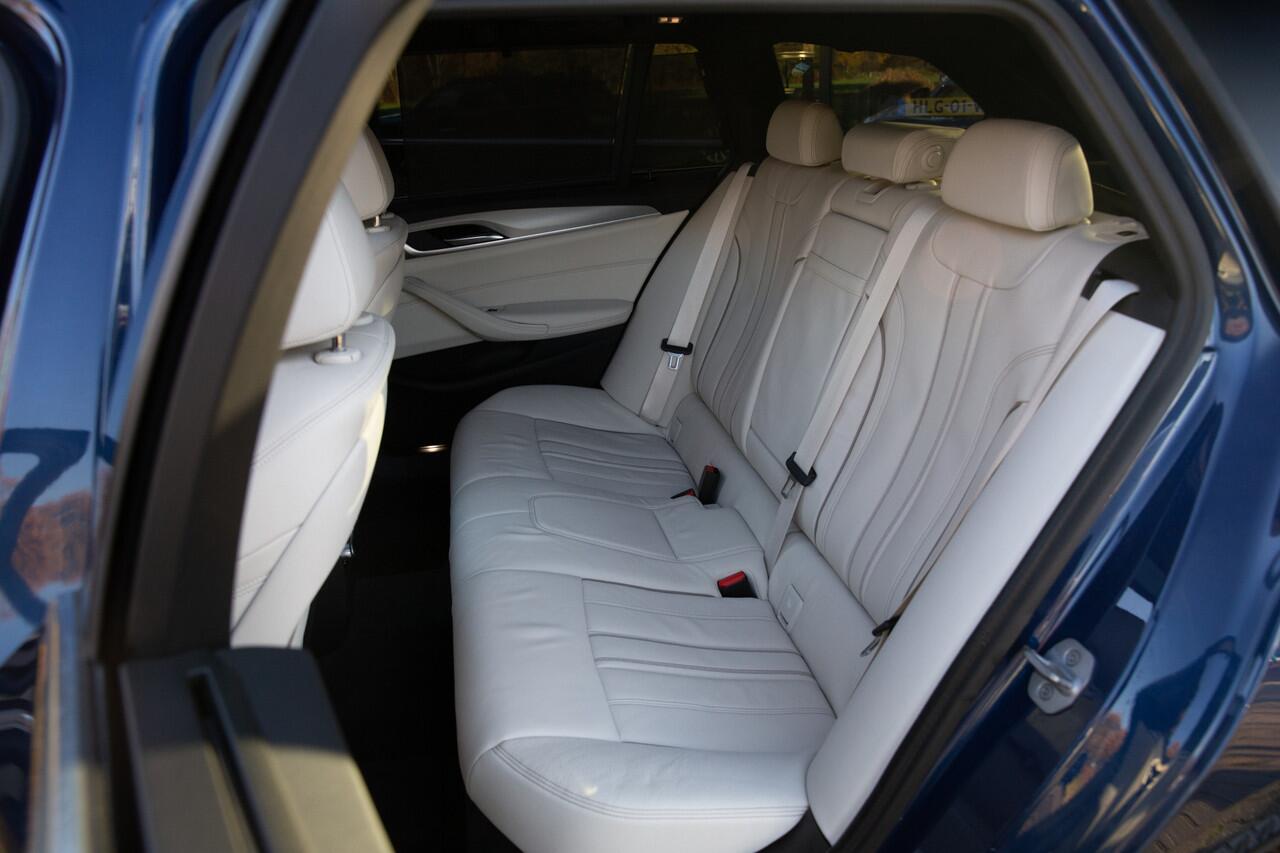 BMW 5-SERIE Touring 530e xDrive High Executive M-Sport , 4 wielsturing Panoramadak, Adap. cruise, Trekhaak, Laser