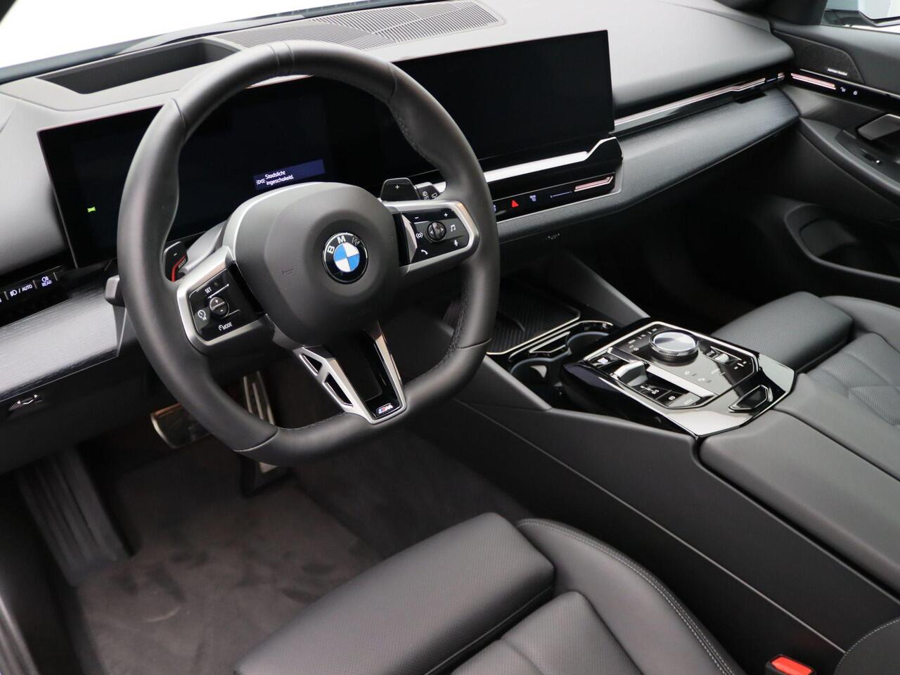 BMW 5-SERIE Touring 540d xDrive M Sportpakket Pro | Innovation Pack | Driving Assist Prof | Harman-Kardon | Panoramadak | 20"