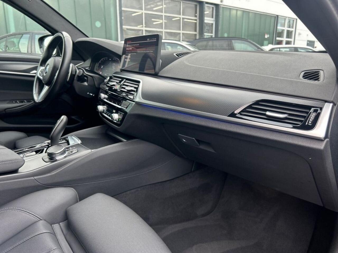 BMW 5-SERIE Touring 530d M Sport 286 PK Head Up Trekhaak LED Laser Sportstoelen 18 Inch Sensatec Leder