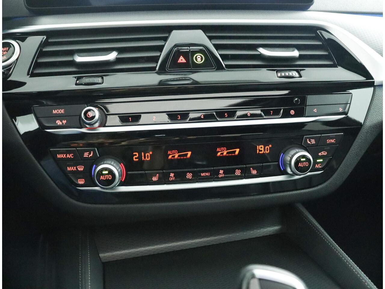 BMW 5-SERIE 530e Business Edition Plus | M-Sportpakket pro | Comfortstoelen | Laserlight | Schuif-/kanteldak