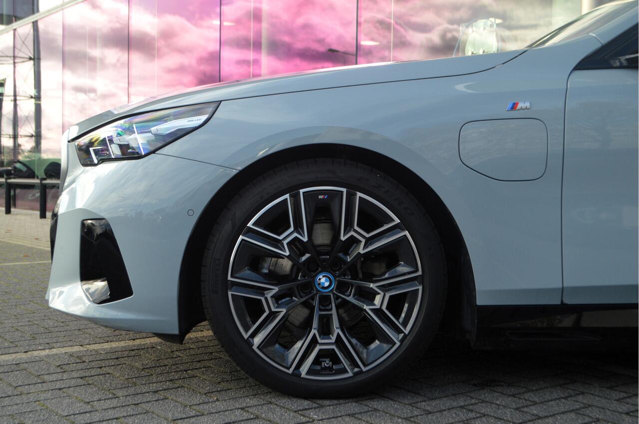 BMW 5-SERIE Touring 530e M Sport Automaat / Trekhaak / M Sportonderstel / Achteruitrijcamera / Comfort Access / Adaptieve LED / Stoelverwarming