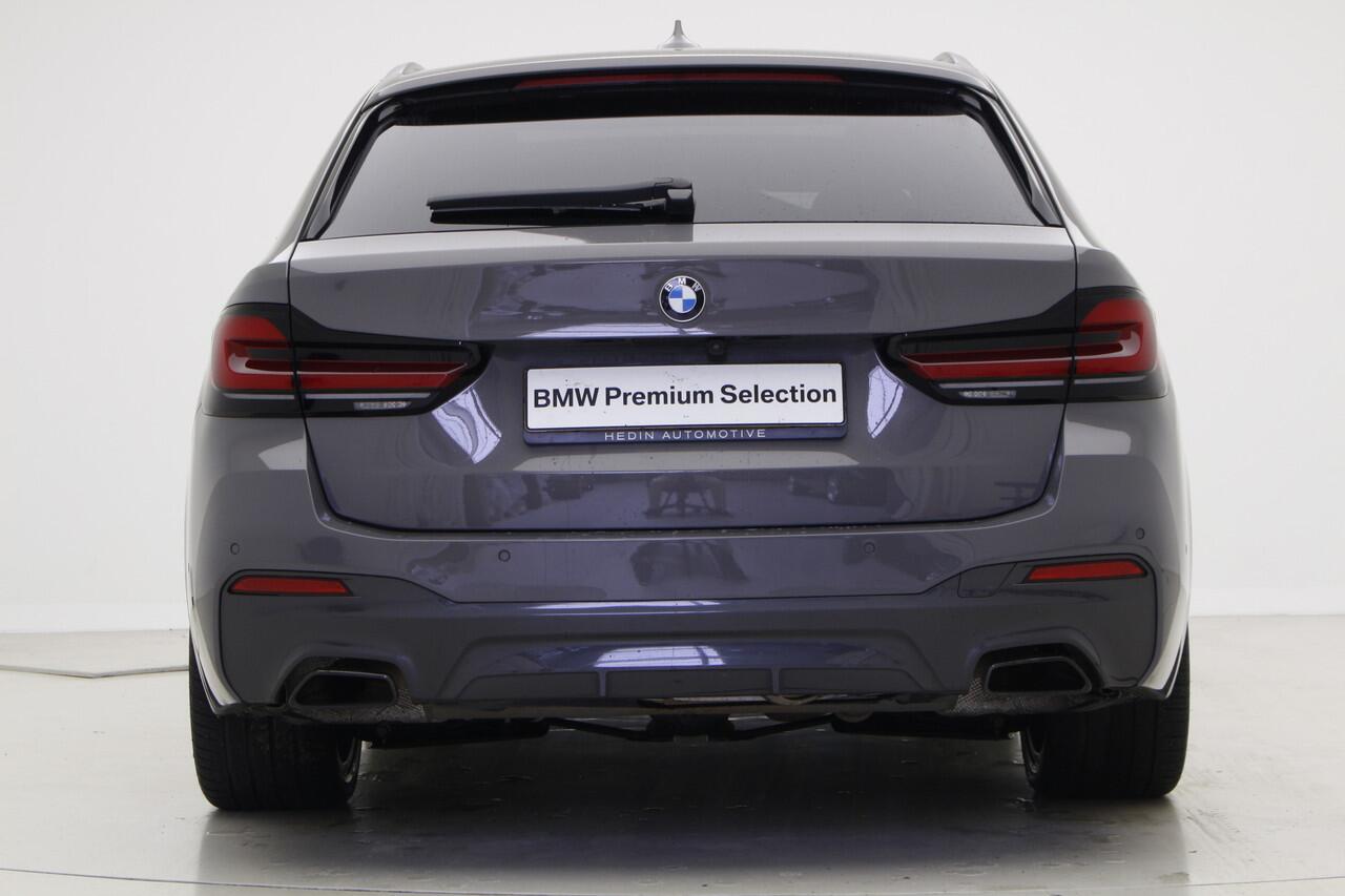 BMW 5-SERIE Touring 520i M-Sport | 19" | Camera | Panoramadak | Trekhaak | Laser | Head-Up