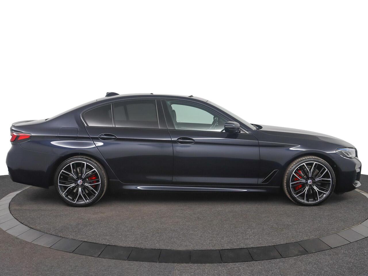 BMW 5-SERIE 530e Business Edition Plus | M-Sportpakket pro | Comfortstoelen | Laserlight | Schuif-/kanteldak