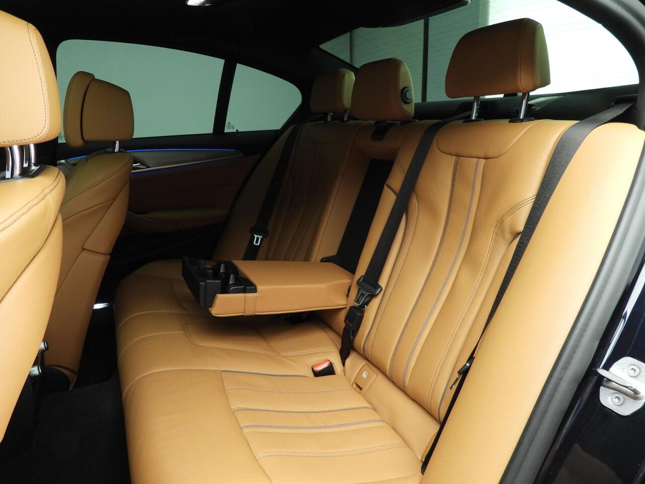 BMW 5-SERIE Sedan 530e | M-Sportpakket | Laserlicht | Leder | Navigatie | Active cruise | Schuifdak | trekhaak | DAB | Hifi speakers | Alu 19 inch