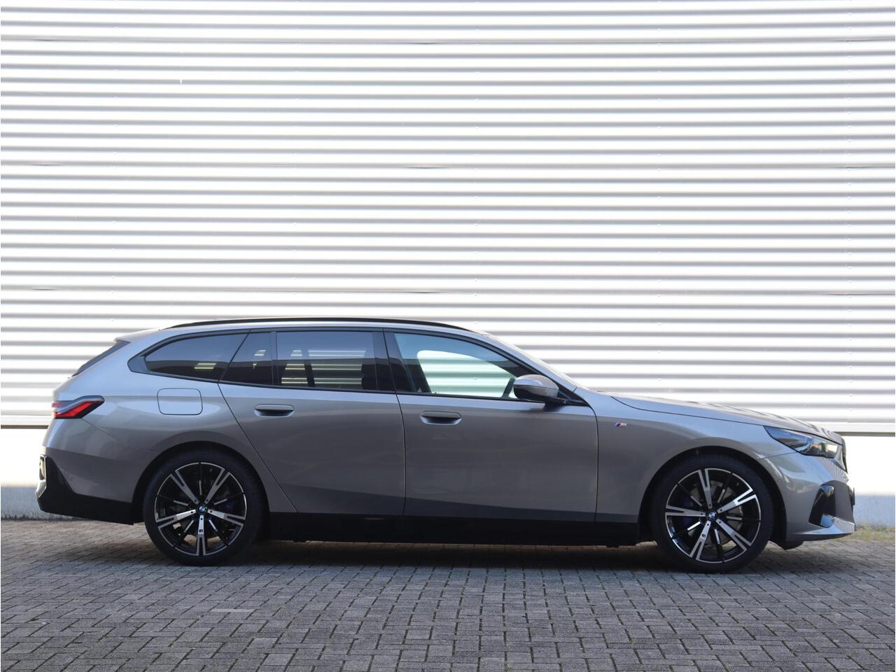 BMW 5-SERIE Touring 530e | M Sportpakket Pro | Driving Assistant Prof. | Trekhaak | Panodak | Bowers & Wilkins | Comfortstoelen | Parking Assistant Plus | 20'' LMV