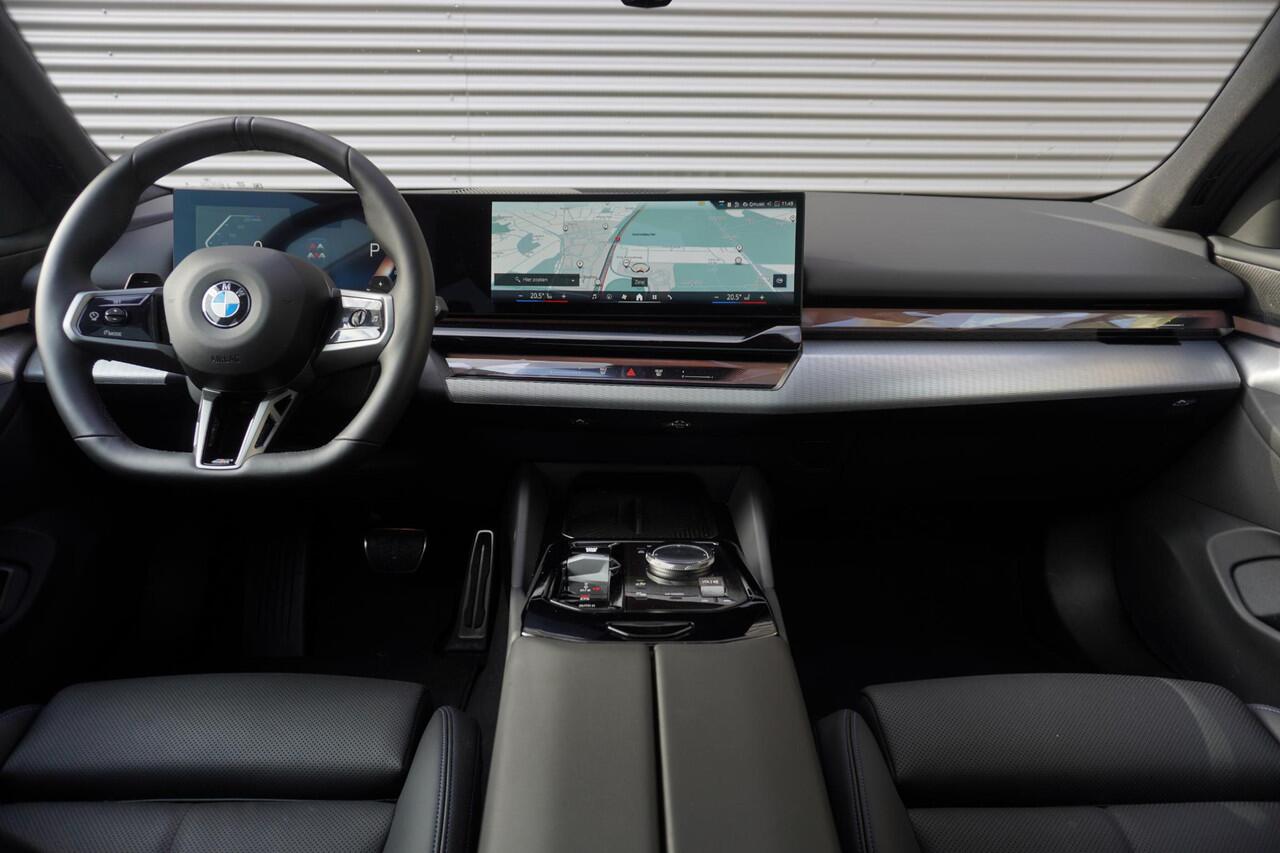 BMW 5-SERIE Touring 520i M Sportpakket | 20 inch LM M Sterspaak | Driving Assistant Plus | Harman-Kardon sound system | Parking Assistant