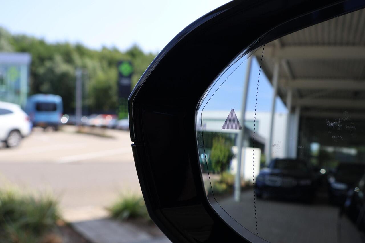 BMW 5-SERIE Sedan 520i | M Sportpakket Pro | Driving Assistant Plus | Harman Kardon | Camera | Stuur- en stoelverwarming | 19" M Dubbelspaak