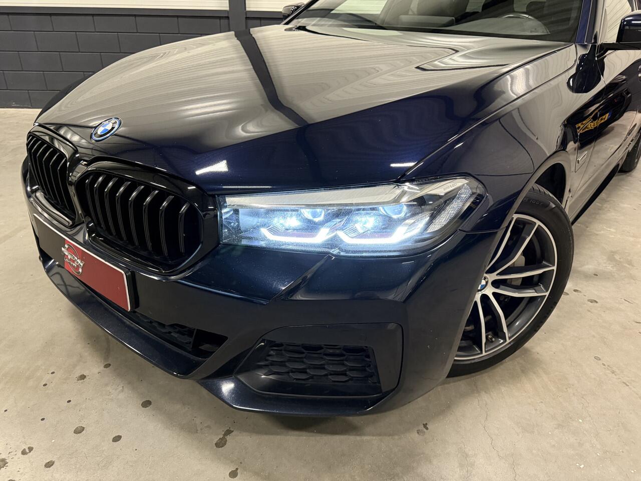 BMW 5-SERIE Touring 530e M-Sport bwjaar 06-2022 PANO/HARMAN&KARDON/360CAMERA/ALCANTARA-SPORT/STANDKACHEL/CARPLAY/18"M-SPORT/PRIVACY/SHADOW-LINE/CARBONSCHWARZ/RECENT OH BEURT GEHAD BIJ BMW DEALER