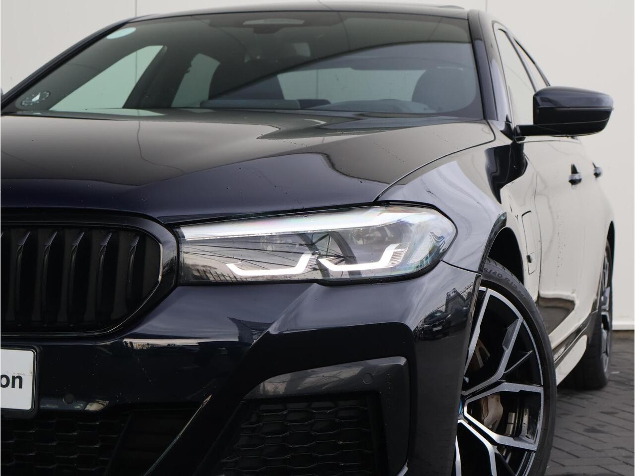 BMW 5-SERIE 545e xDrive Business Edition Plus M Sportpakket/ Stuurwielrand verwarmd/ Achteruitrijcamera/ Active Cruise Control/ Head-Up/ HiFi/ Panoramadak