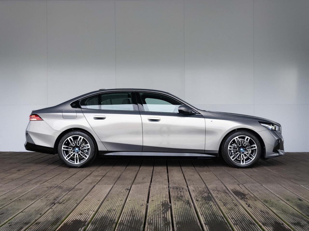 BMW 5-SERIE Sedan 530e | M Sportpakket | Innovation Pack | Travel Pack