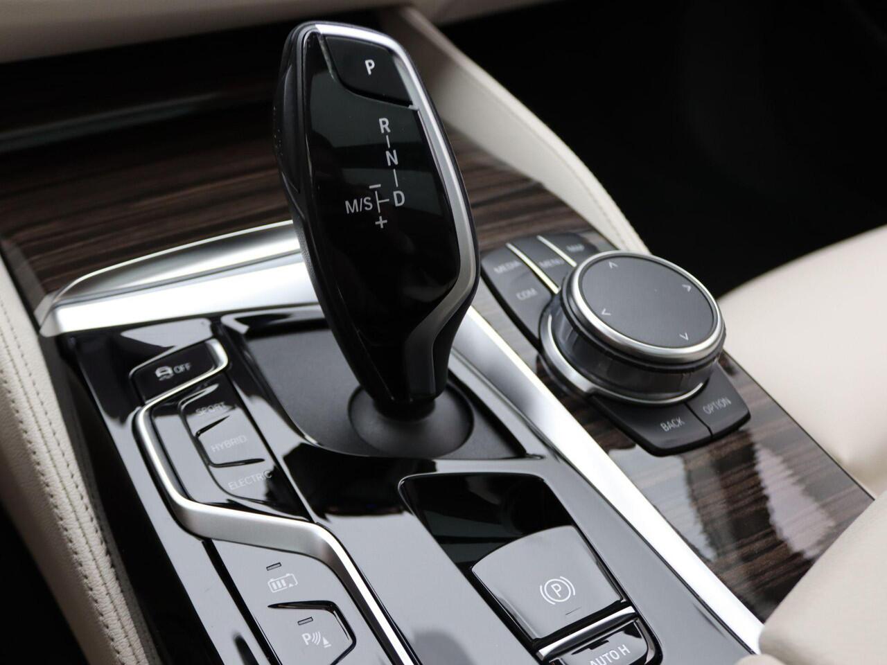 BMW 5-SERIE Touring 530e Luxuryline | Stuurwielrand Verwarmd | Trekhaak | Panoramadak | 4-zone Airconditioning | Driving Assistant Professional | Head-Up Display | 18''