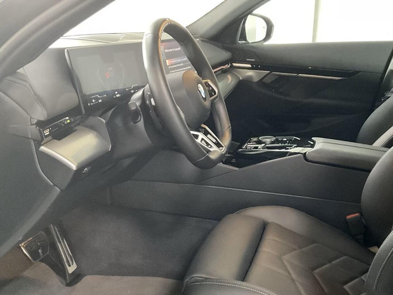 BMW 5-SERIE Touring 540d xDrive M-SPORT Pro ** LED, PANORAMA, LEDER, 20-inch LMV, ICONIC GLOW, TREKH ** Ex BMW - ¤ 25.900 onder NP ** ** INFORMEER OOK NAAR ONZE AANTREKKELIJKE FINANCIAL-LEASE TARIEVEN **