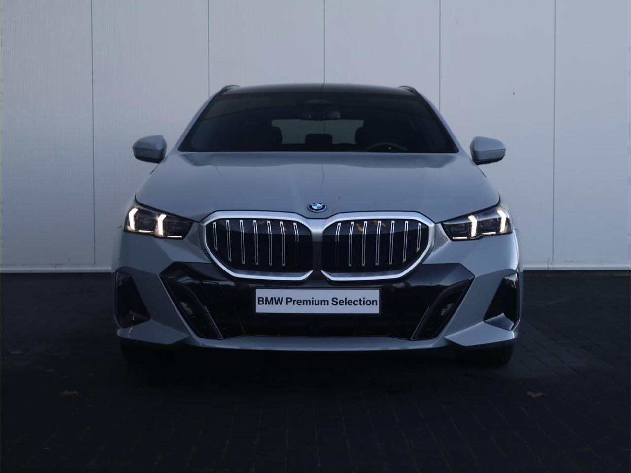 BMW 5-SERIE Touring 530e M Sportpakket/ Elektrische Trekhaak/ Achteruitrijcamera/ Panoramadak/ Stoelverwarming