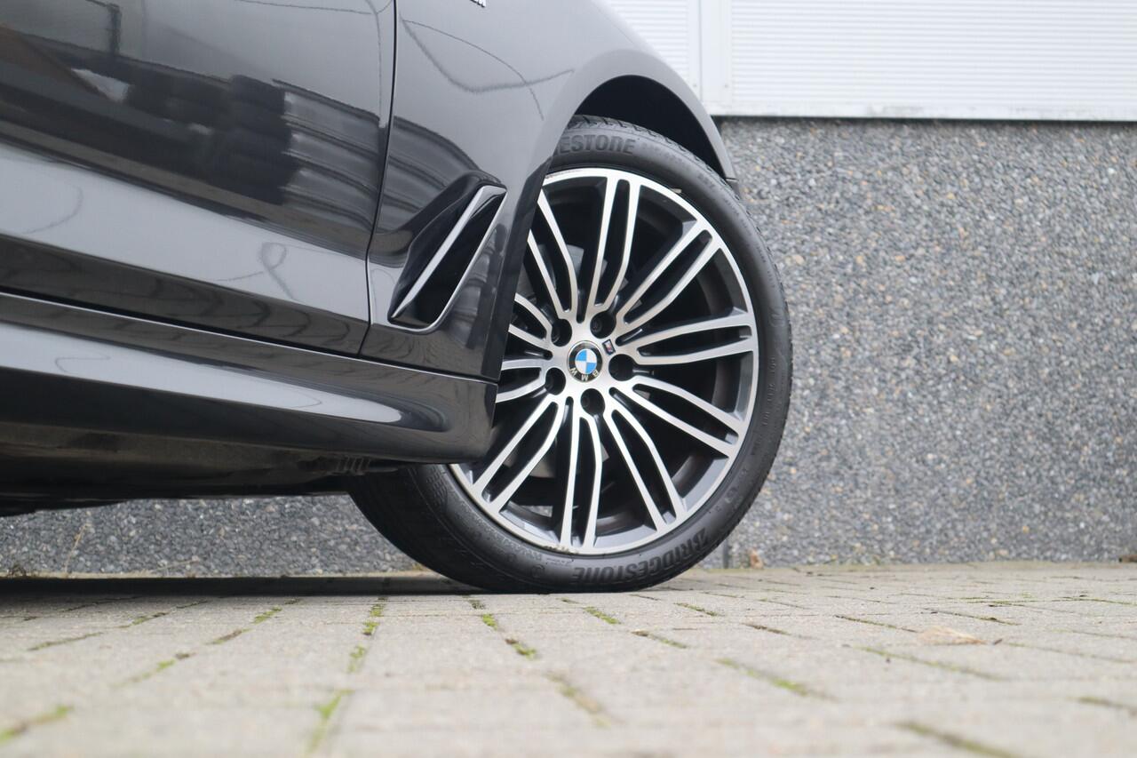 BMW 5-SERIE Touring 520i High Executive M-Sport Leder dashboard / Pano / Individual / Camera / 19inch