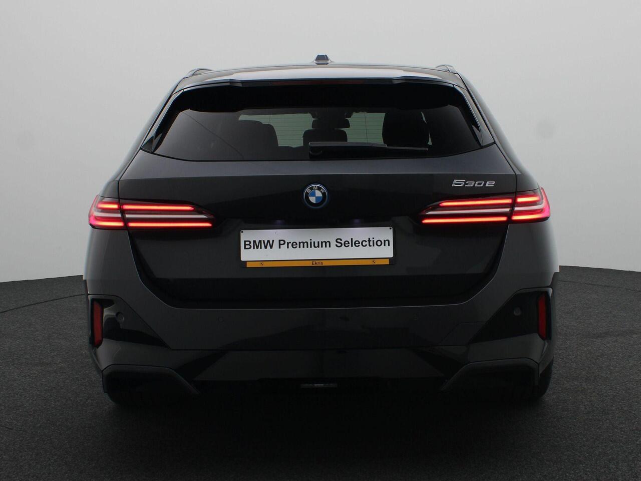 BMW 5-SERIE Touring 530e M Sportpakket | Travel Pack | Comfort Access | Extra Getint Glas Achter | Trekhaak | Driving Assistant Plus | DAB | 20''