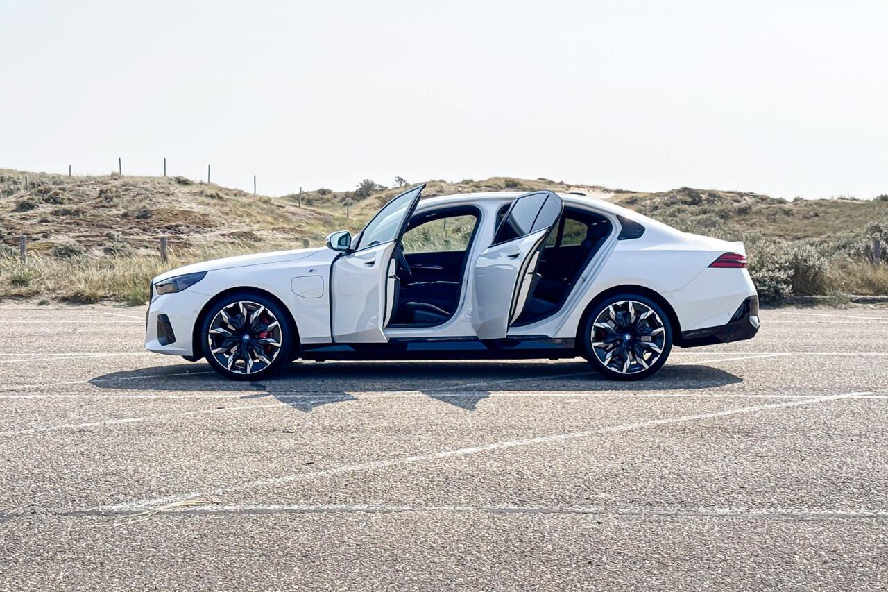 BMW 5-SERIE Sedan 550e xDrive | Selections | M Sport Pro | Glazen Panoramadak | Bowers & Wilkins | Stoelventilatie |